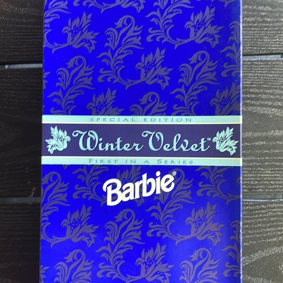 -- NRFB Vintage 1995 AVON ~ Winter Velvet Barbie Doll ❄️ - Picture 8 of 16